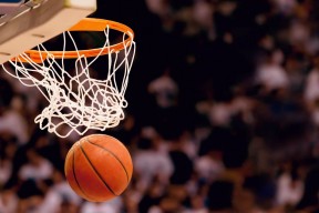 开云体育官方网站-班凯罗存在感拉满！湖人险胜黄蜂，新星崛起与王朝余晖的交响