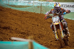 开云下载-凯尔特人铁血过关，哈利伯顿F1赛道狂飙，体育宇宙的平行交响