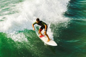 开云体育下载-魔术关键战突围新疆队，哈利伯顿在年度焦点之战接管比赛